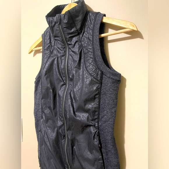 Lululemon Women’s Lightweight Full Zip Up Vest Dark Grey Size 4 - Picture 2 of 6